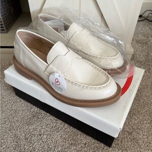 Blondo women’s leather Off-White Loafers